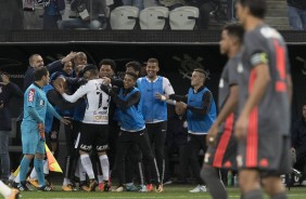 No banco, Arana comemora o gol contra o Sport