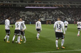 Os jogadores comemorando o golao de Rodriguinho contra o Sport