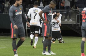 Pedro Henrique recebe o abrao de Balbuena, seu companheiro de zaga