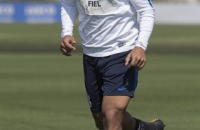 Fellipe Bastos corre pelo campo durante reapresentao do Corinthians