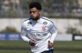 Kazim correndo no CT Joaquim Grava durante reapresentao do Corinthians