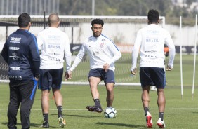 Kazim e os jogadores treinando no CT