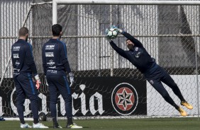 Os goleiros do Timo treinam forte no CT Joaquim Grava