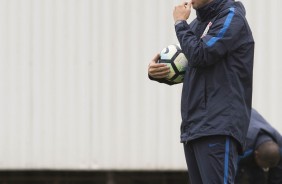 Carille comanda o time  beira do gramado durante o treino