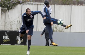 Danilo segue treinando com bola