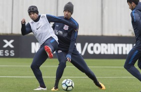 Jadson disputa a bola com Lo Santos no treino
