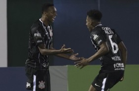 Moiss corre para abraar J pelo gol do atacante contra a Chapecoense