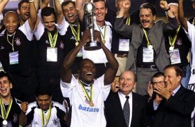 Com 30 mil corinthianos no Maracanã, o Timão foi conquistou o seu primeiro Mundial da Fifa em 2000