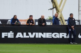 Ao lado da comisso tcnica, o gerente Alessandro acompanhou o jogo