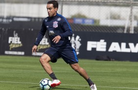 Jadson se esfora muito durante o treino desta manh no CT