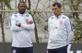 Fabinho e Carille conversam durante a atividade no CT Joaquim Grava