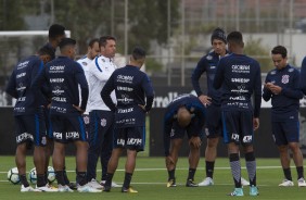 Osmar Loss discursa para o elenco no treino de hoje