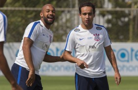 Jogadores brincaram em campo durante o treinamento