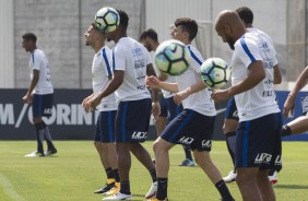 Jogadores reservas e titulares participaram de treino com bola no CT