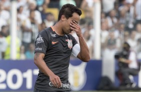 Jadson se lamenta durante a partida contra o Santos, em que o Corinthians saiu derrotado