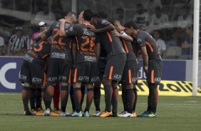 Jogadores reunidos no centro do gramado da Vila Belmiro antes da partida contra o Santos