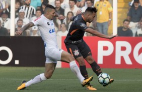 Maycon atuando contra o Santos, na Vila Belmiro, pelo returno do Brasileiro