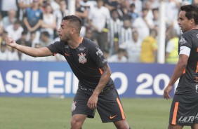 Maycon esbraveja durante a partida contra o Santos, na Vila Belmiro