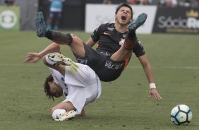 Romero sofre falta diante o Santos, pelo returno do Brasileiro