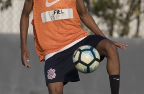 Jogadores reservas participaram de treino com bola no CT