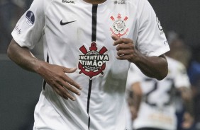 J sorrindo durante bom momento do Corinthians no jogo contra o Racing