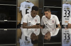 Moiss e Pedro Henrique no vestirio da Arena Corinthians antes do jogo contra o Vasco