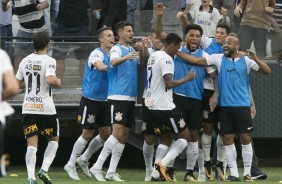 O elenco comemorou muito o gol do atacante J, diante o Vasco