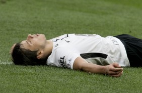 Romero caído no gramado após perder grande chance diante o Vasco