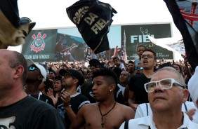 A torcida dando incentivo ao time para o jogo contra o So Paulo, neste domingo