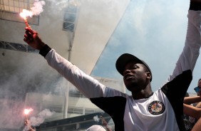 Com bandeires e muita festa, a Fiel torcida incentivou a equipe no treino aberto na Arena