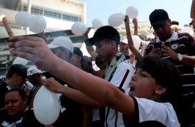 Sinalizadores abrilhantaram celebrao da torcida alvinegra em Itaquera