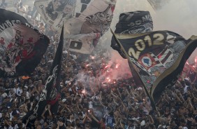 A torcida compareceu no treino na Arena Corinthians para incentivar os jogadores para o clássico