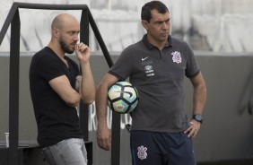 Alessandro e Fábio Carille observam o treino dos jogadores na Arena Corinthians