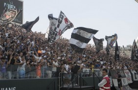 Destaque para as lindas bandeiras levadas pela torcida ndurante treino na Arena Corinthians
