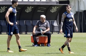 Fagner e Balbuena caminham pela quente manhã deste sábado no treino na Arena Corinthians