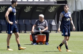 Fagner e Balbuena caminham pela quente manh deste sbado no treino na Arena Corinthians