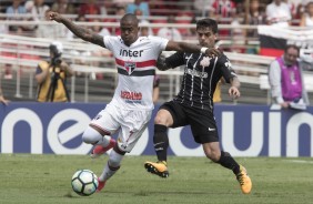 Fagner em forte marcao durante o Majestoso, no Morumbi