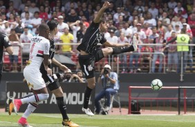 Fagner se esticando todo no clssico contra o So Paulo, no Morumbi