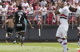 J corre para comemorar o gol de Clayson, contra o So Paulo