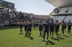 Jogadores cumprimentam a torcida que compareceu em peso no treino aberto na Arena