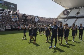 Jogadores cumprimentam a torcida que compareceu em peso no treino aberto na Arena