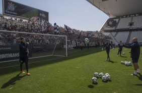 Mauri prepara os arqueiros do Timão no treino deste sábado, na Arena
