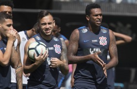 Maycon e Jô durante o treino deste sábado na Arena Corinthians