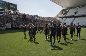 Os jogadores fizeram questão de cumprimentar a torcida presente no treino aberto da Arena