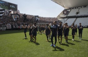 Os jogadores fizeram questo de cumprimentar a torcida presente no treino aberto da Arena