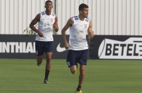 Carlinhos e Léo Santos no gramado durante a reapresentação após o Majestoso