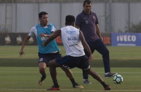 Giovanni Augusto disputa a bola no treino de hoje no CT