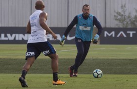Goleiro Walter mirando bem para dar um lançamento preciso no treino de hoje