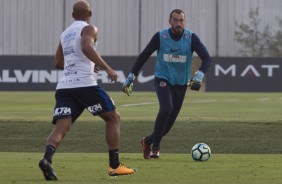 Goleiro Walter mirando bem para dar um lanamento preciso no treino de hoje