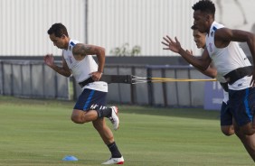 Jadson foi o nico titular a ir treinar em campo nessa reapresentao